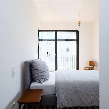 2 Bedroom Mauerpark-apartment, Mitte View Calendar Apartamento