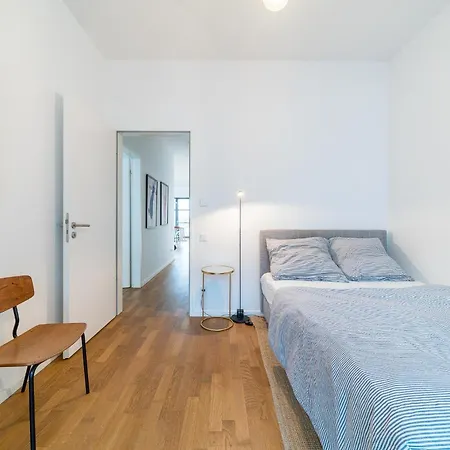 2 Bedroom Mauerpark-apartment, Mitte View Calendar Lägenhet *