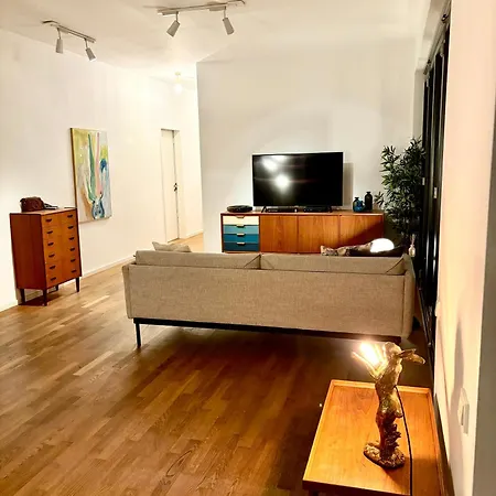 2 Bedroom Mauerpark-apartment, Mitte View Calendar * Берлин