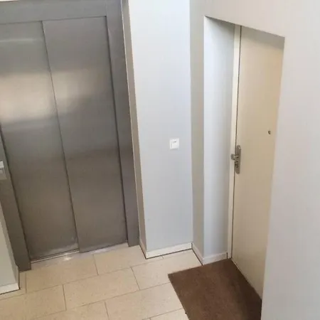 2 Bedroom Mauerpark-apartment, Mitte View Calendar ברלין