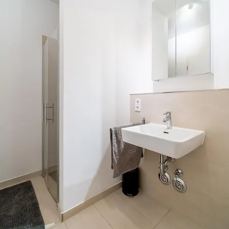 2 Bedroom Mauerpark-apartment, Mitte View Calendar * ברלין