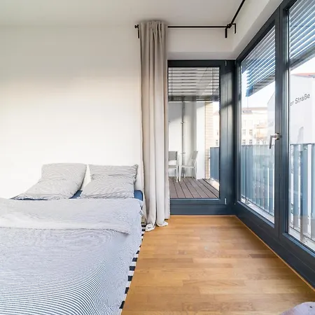 2 Bedroom Mauerpark-apartment, Mitte View Calendar ברלין