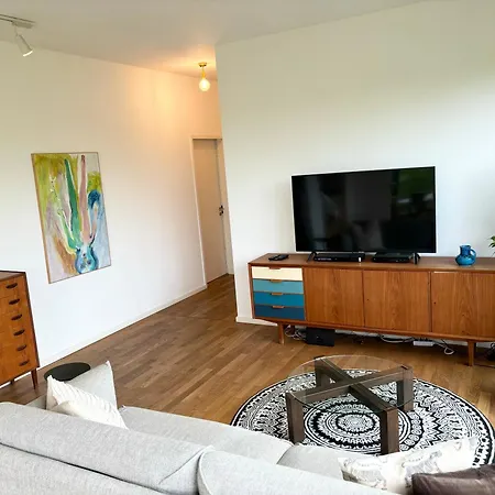 2 Bedroom Mauerpark-apartment, Mitte View Calendar * ברלין