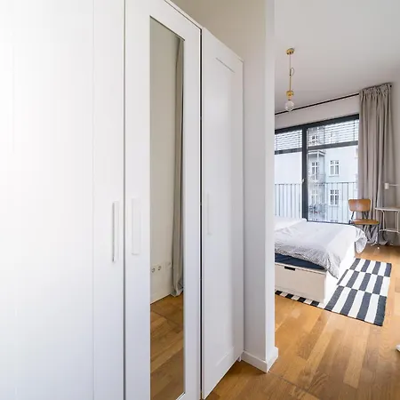 דירה 2 Bedroom Mauerpark-apartment, Mitte View Calendar *