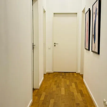 2 Bedroom Mauerpark-apartment, Mitte View Calendar * Берлин