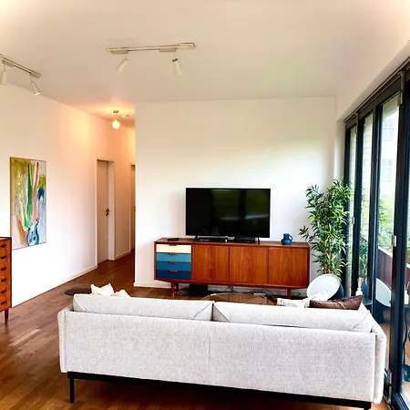 2 Bedroom Mauerpark-apartment, Mitte View Calendar ברלין