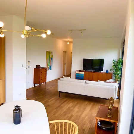 2 Bedroom Mauerpark-apartment, Mitte View Calendar דירה *
