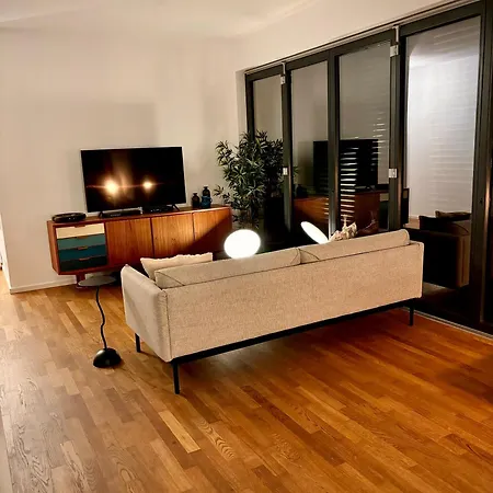 2 Bedroom Mauerpark-apartment, Mitte View Calendar * ברלין