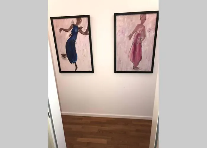 2 Bedroom Mauerpark-apartment, Mitte View Calendar شقة *