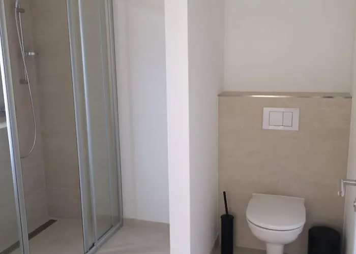 아파트 2 Bedroom Mauerpark-apartment, Mitte View Calendar *