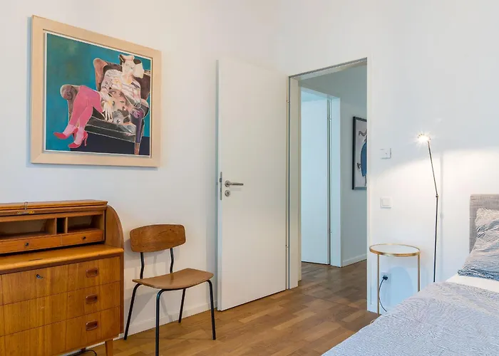 아파트 2 Bedroom Mauerpark-apartment, Mitte View Calendar *