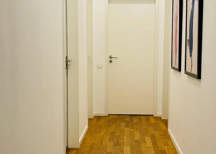 2 Bedroom Mauerpark-apartment, Mitte View Calendar * برلين