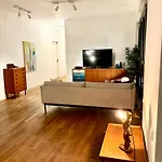 2 Bedroom Mauerpark-apartment, Mitte View Calendar * Berlim