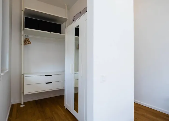 2 Bedroom Mauerpark-apartment, Mitte View Calendar * برلين