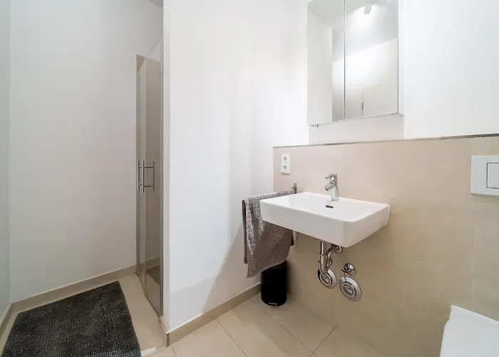 2 Bedroom Mauerpark-apartment, Mitte View Calendar * برلين