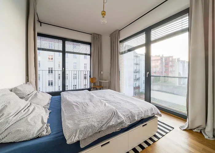 2 Bedroom Mauerpark-apartment, Mitte View Calendar *