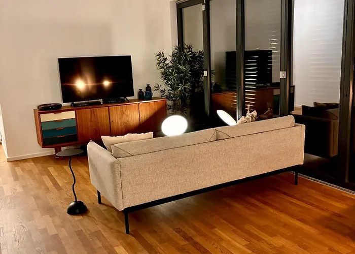 2 Bedroom Mauerpark-apartment, Mitte View Calendar * برلين