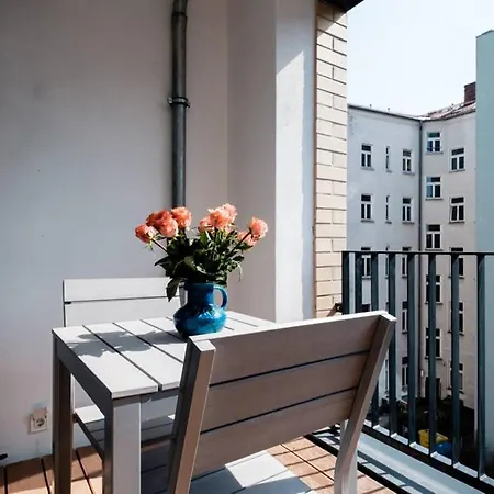 Daire 2 Bedroom Mauerpark-apartment, Mitte View Calendar