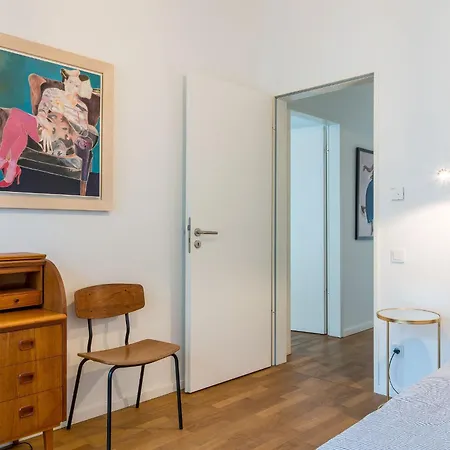 Daire 2 Bedroom Mauerpark-apartment, Mitte View Calendar *