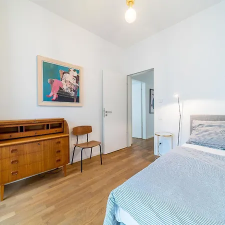 Daire 2 Bedroom Mauerpark-apartment, Mitte View Calendar