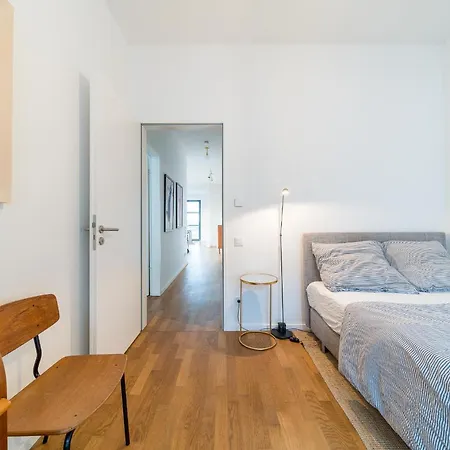 Daire 2 Bedroom Mauerpark-apartment, Mitte View Calendar
