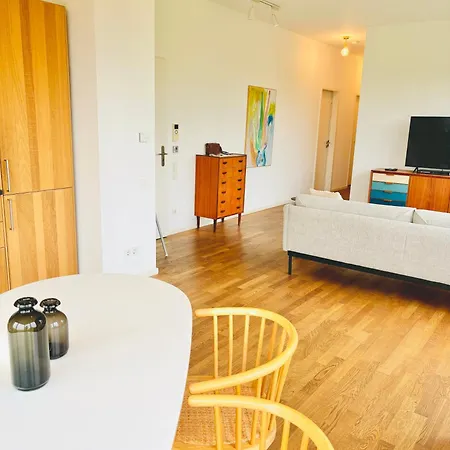 2 Bedroom Mauerpark-apartment, Mitte View Calendar Daire