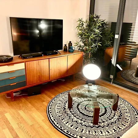 Daire 2 Bedroom Mauerpark-apartment, Mitte View Calendar